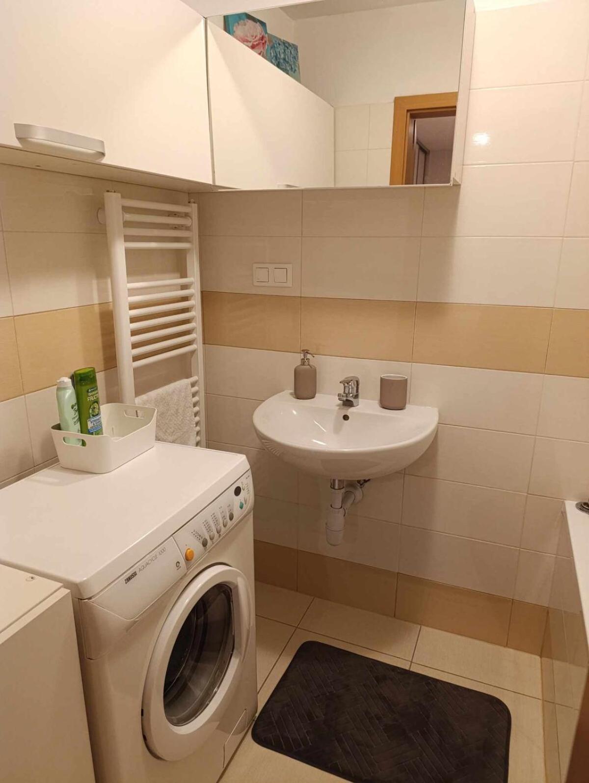 S Parkovanim A Balkonom Apartment