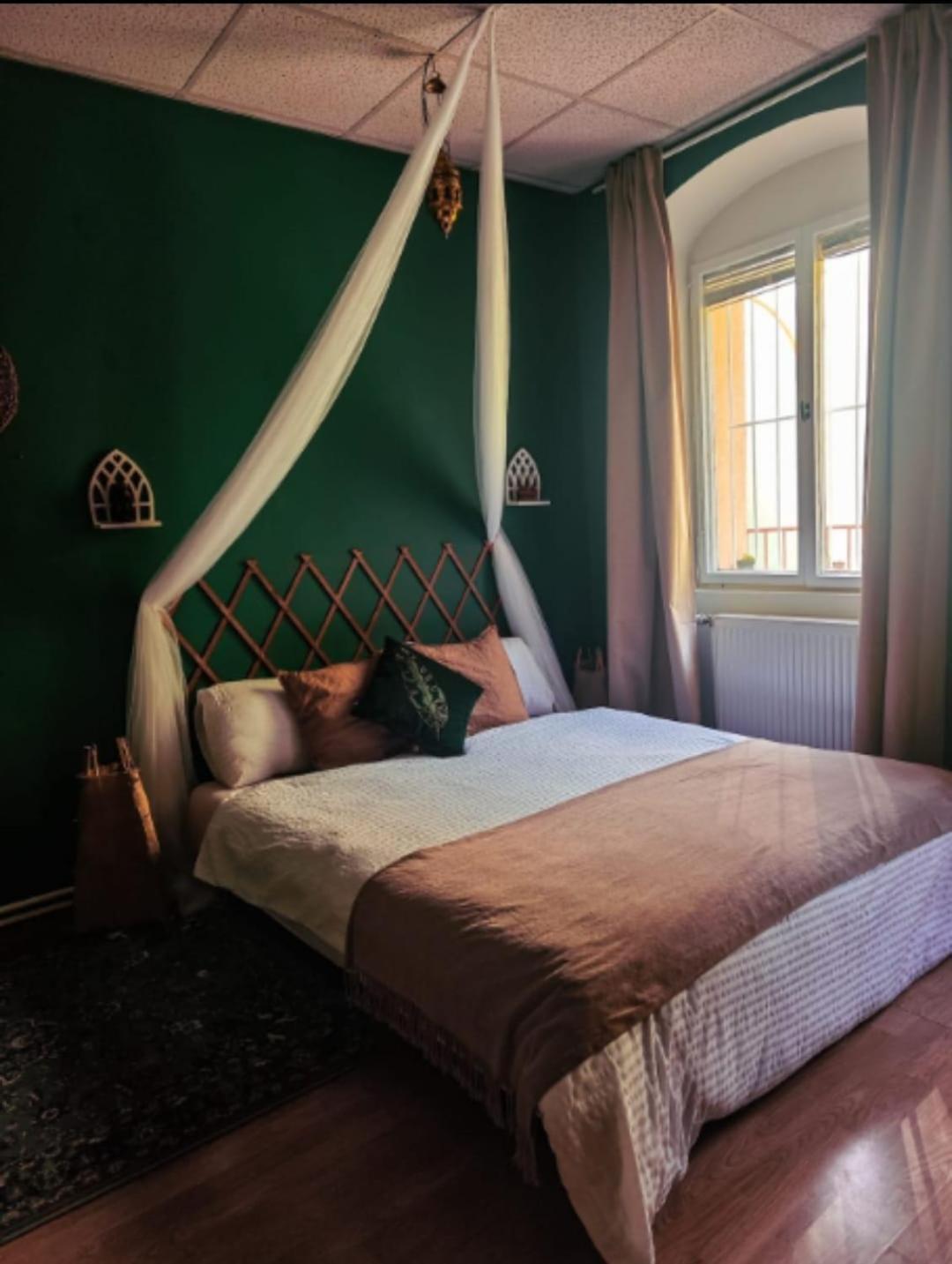 Atlas With Shared Bathroom *