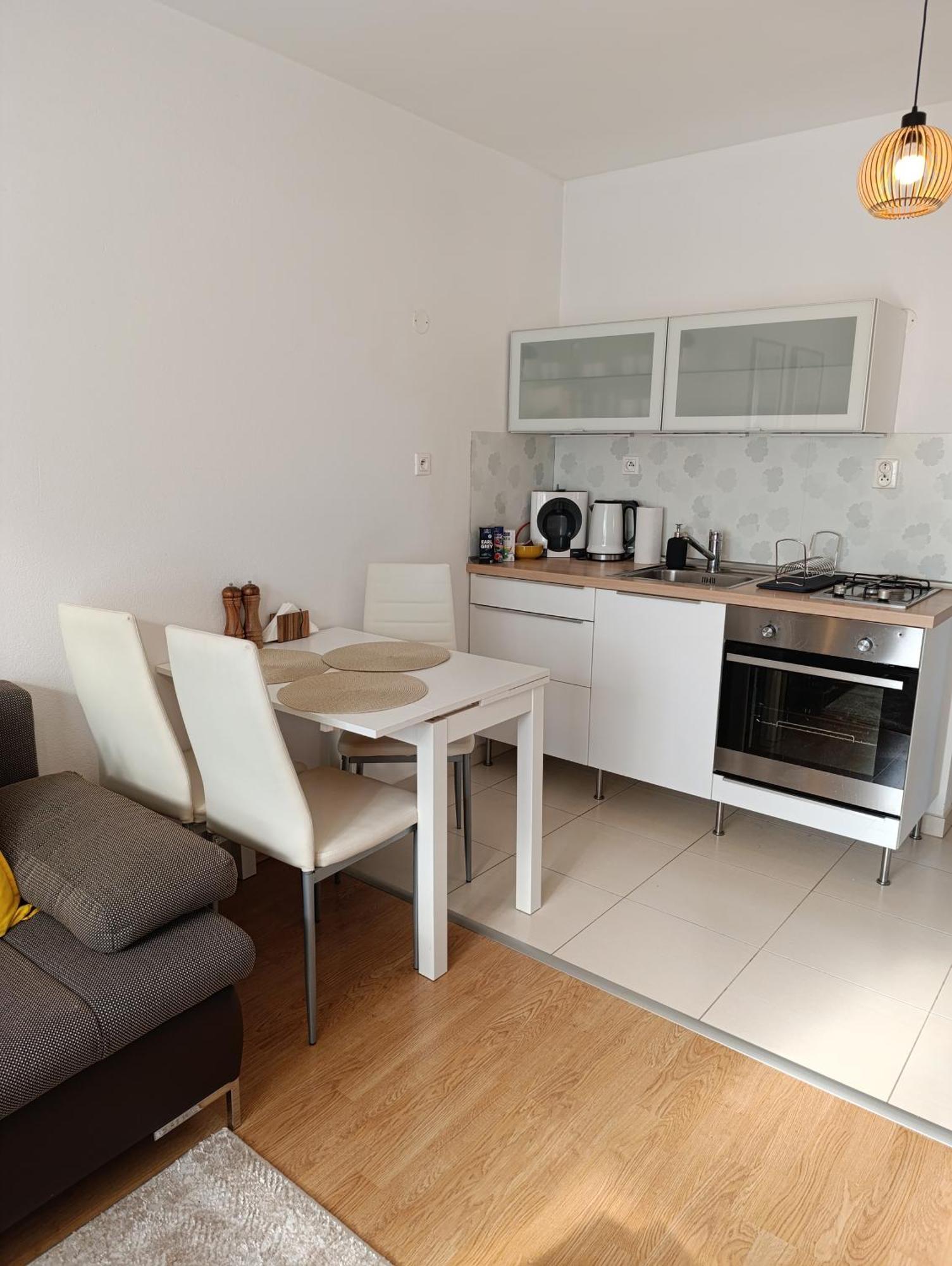 S Parkovanim A Balkonom Apartment