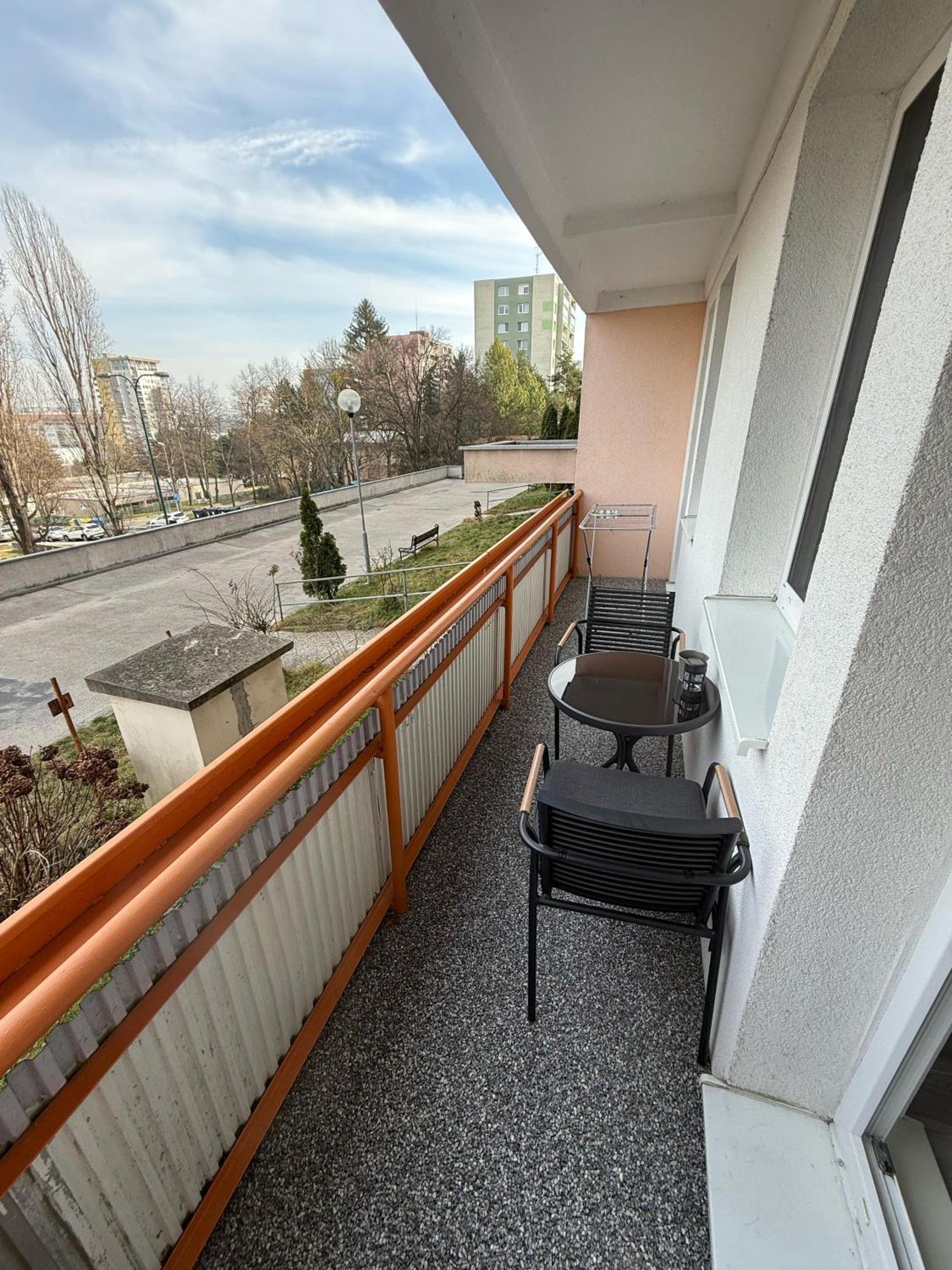Apartment Modern Near Center With Easy Transport Access *