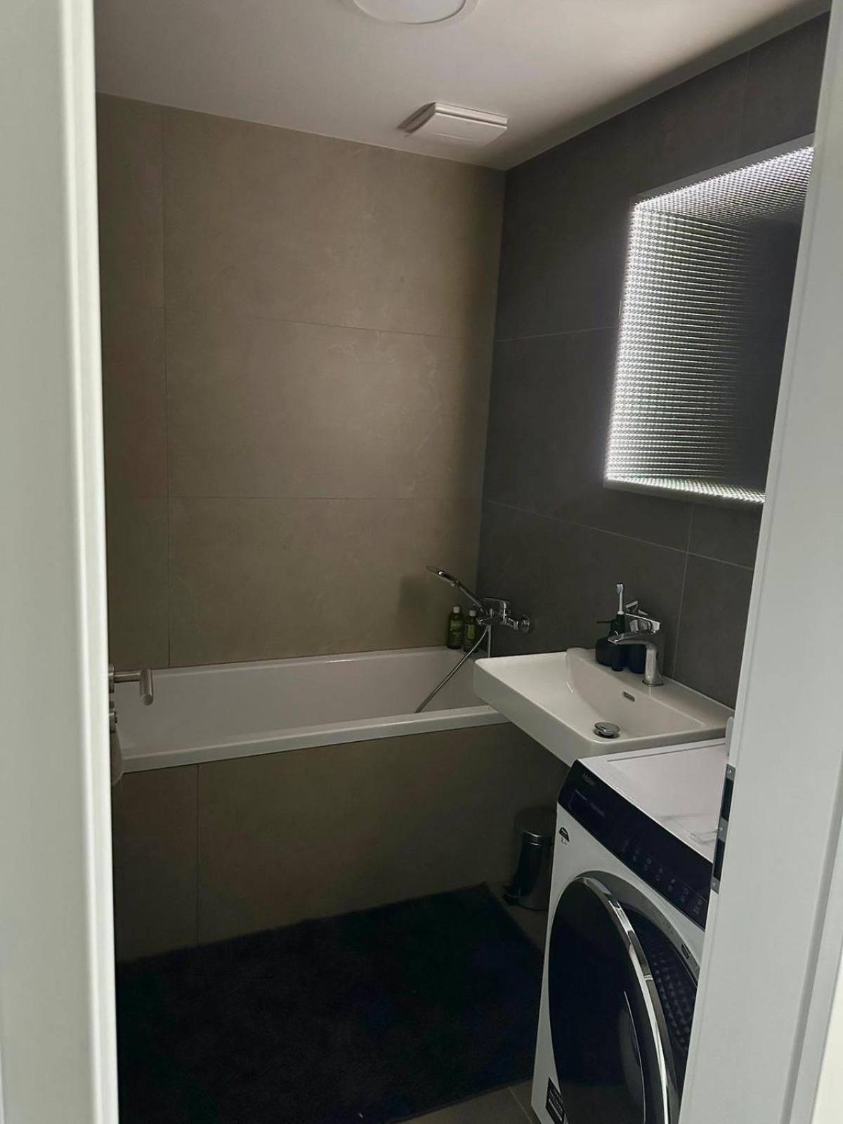 Luxury 3 *