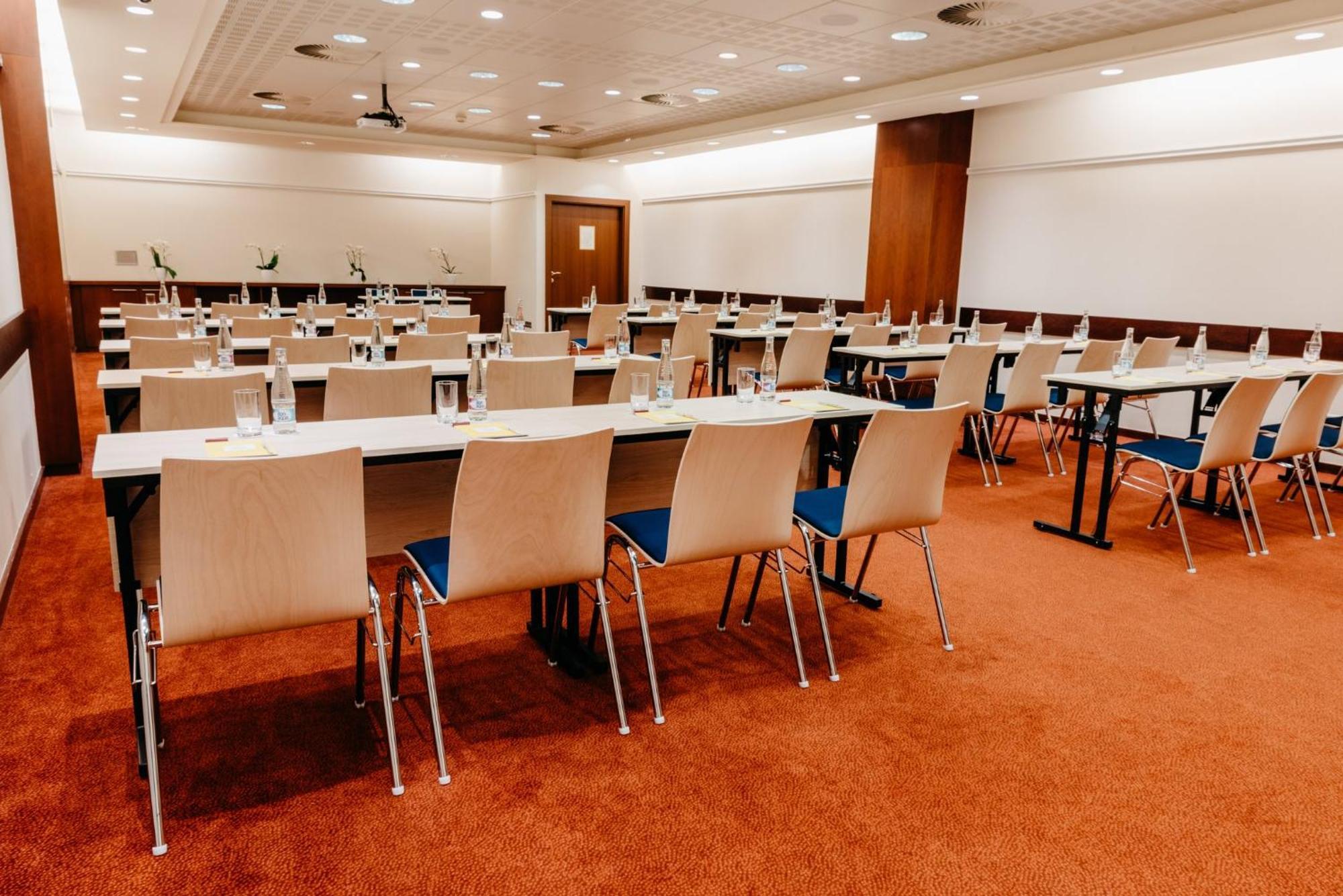 Crowne Plaza By Ihg Hotel 4*