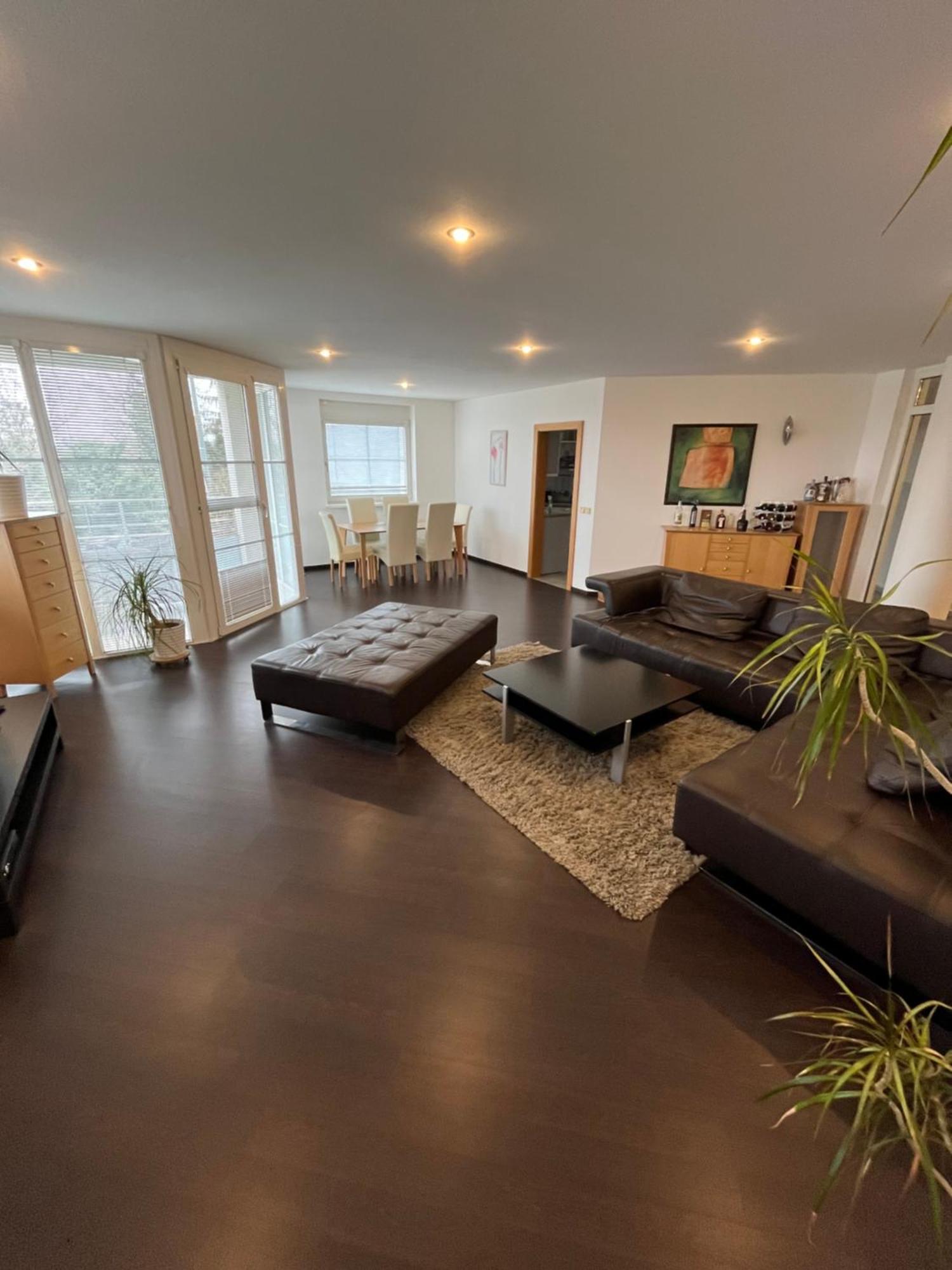 The Butterfly With Free Parking Apartment