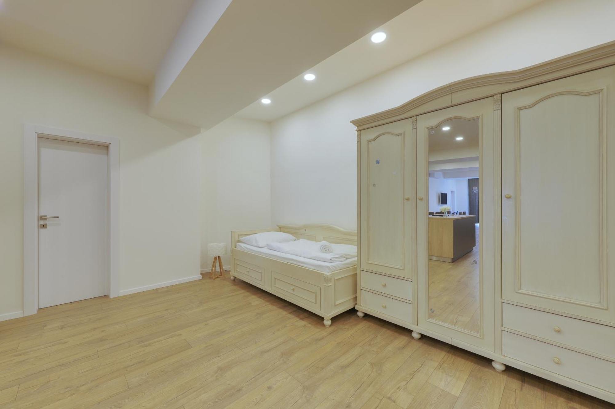 Shone Old Town 2 Bedroom Apartment Bratislava