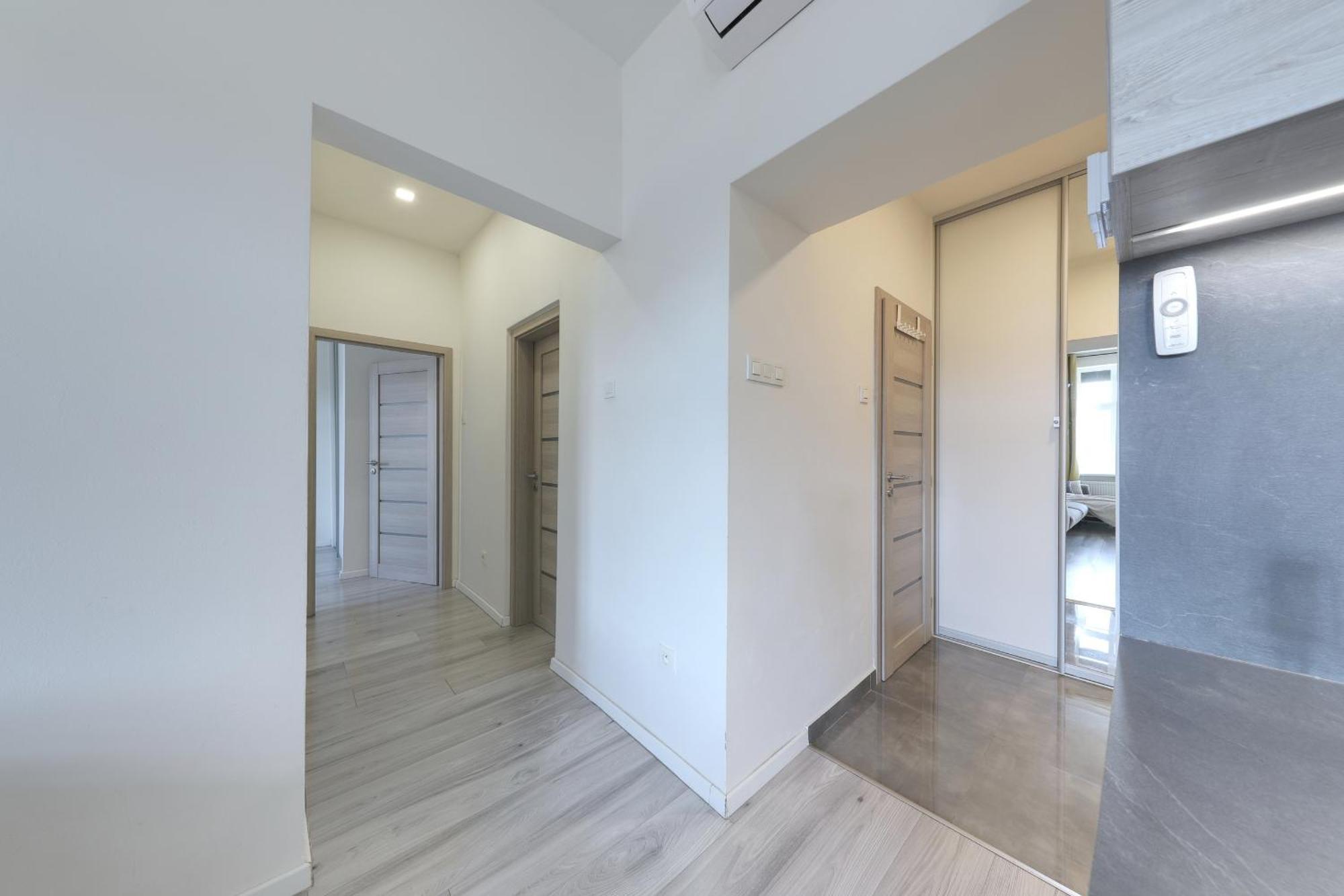 Lovely 2-bedroom In Centre Of Apartment *