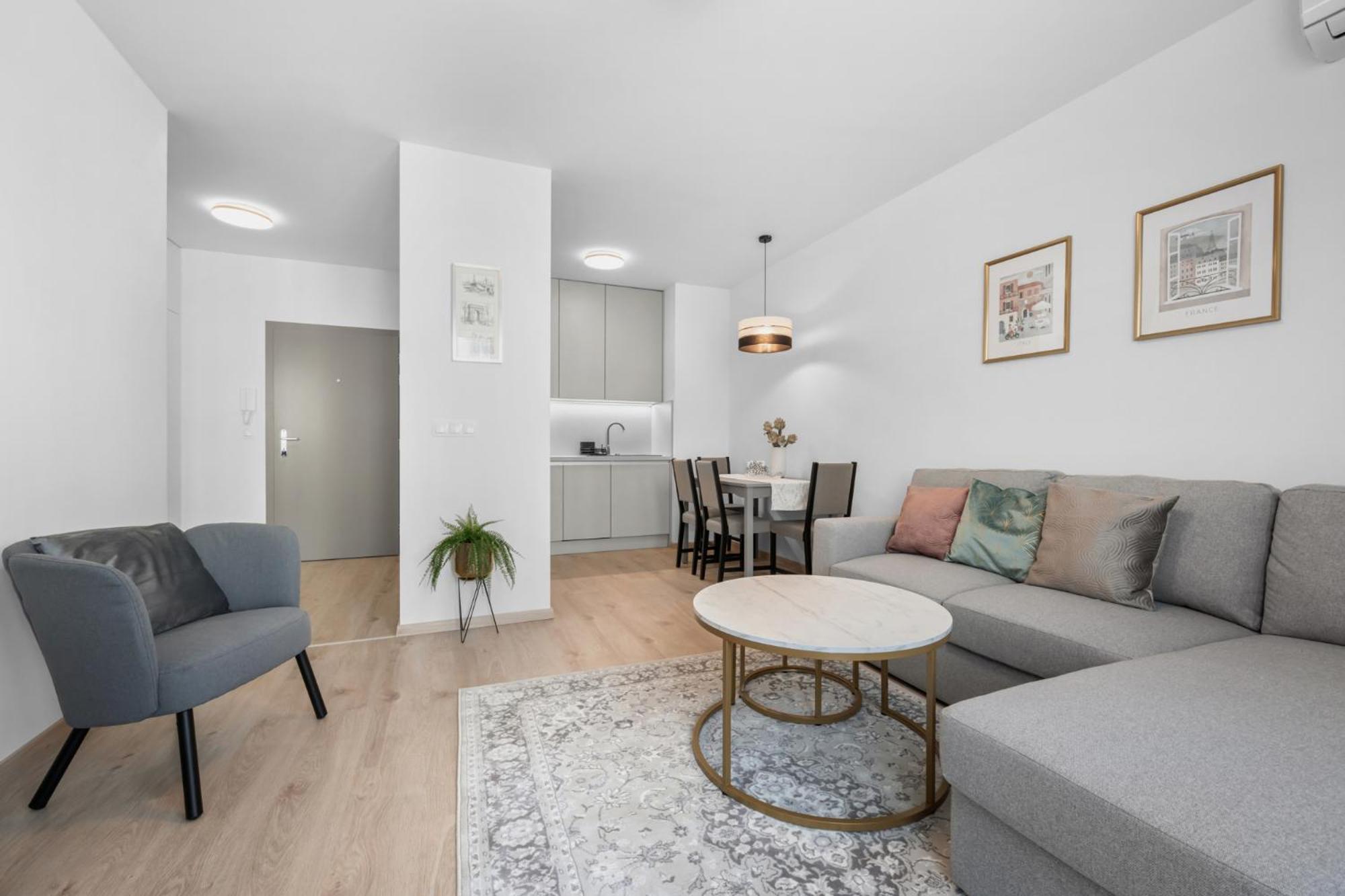 Brand New, Parking For Fee, Cozy Apartment