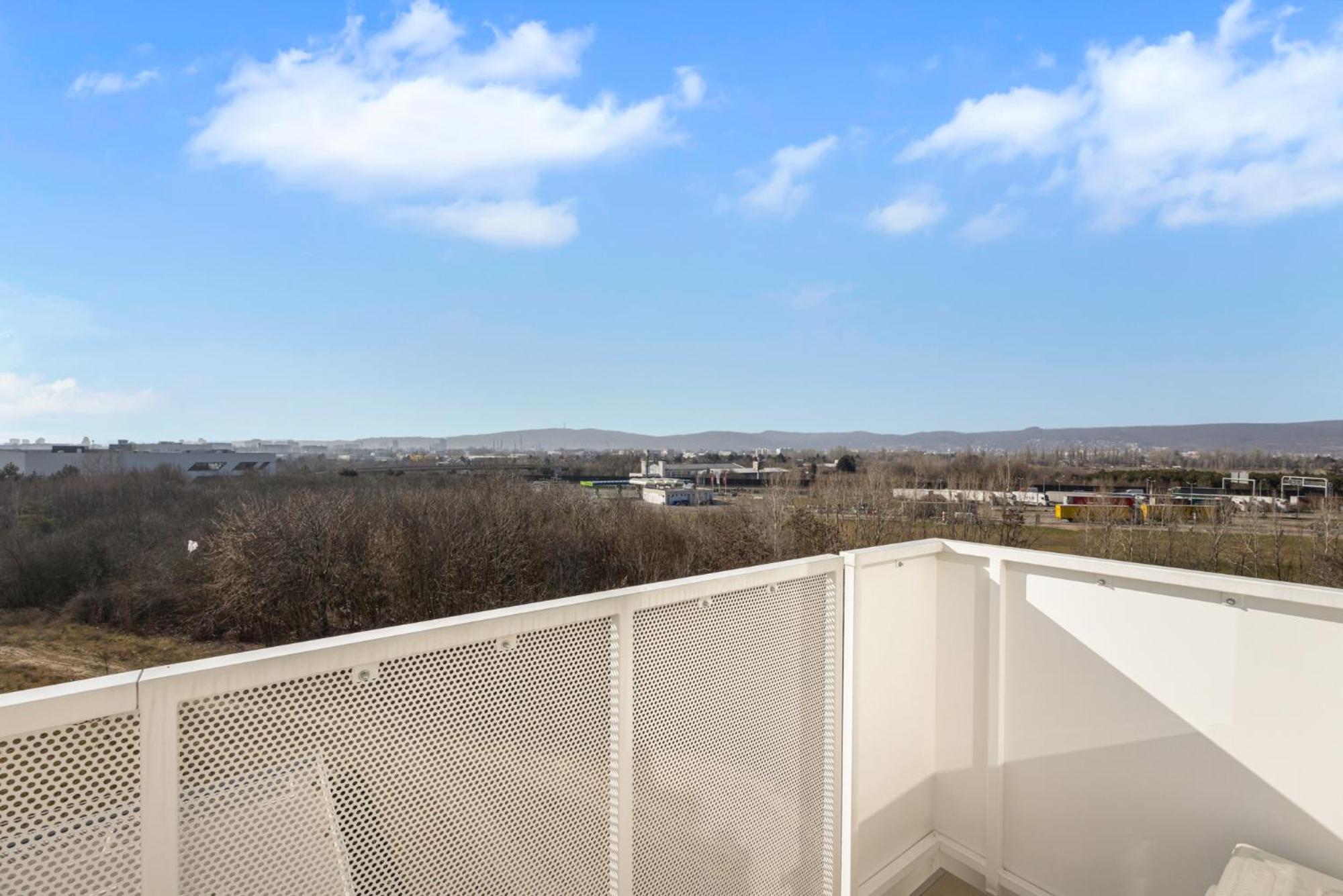 Sunny, Brand New, Luxury Apartment