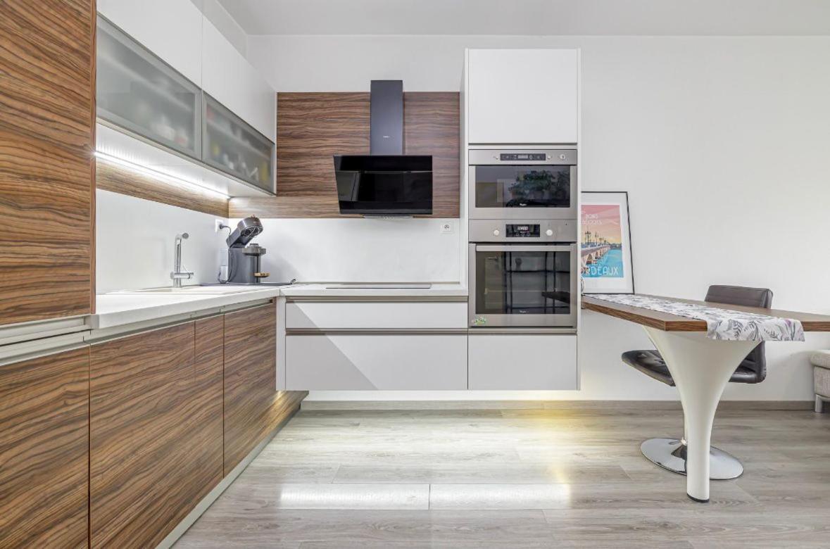 Central, Sunny And Spacious Apartment