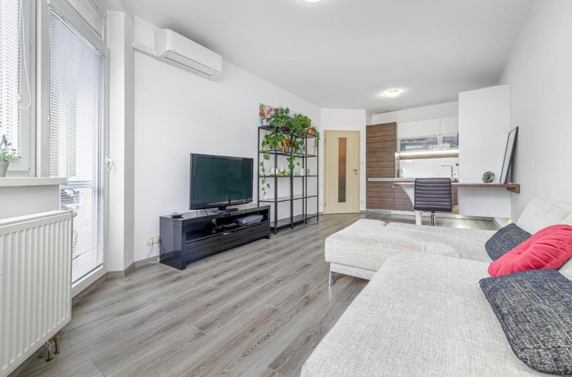 Central, Sunny And Spacious *