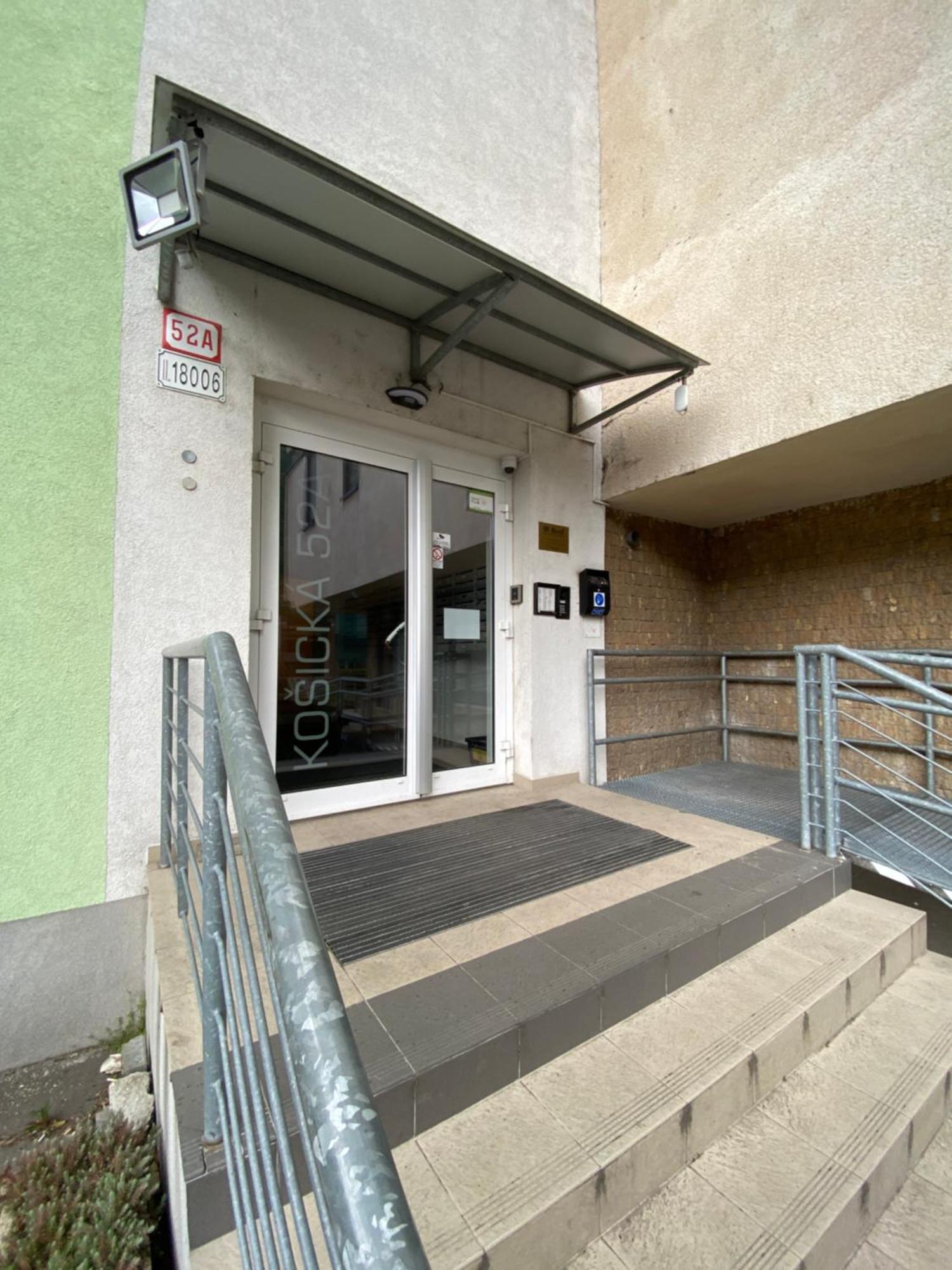 Nivy Balcony Next To Bus Station