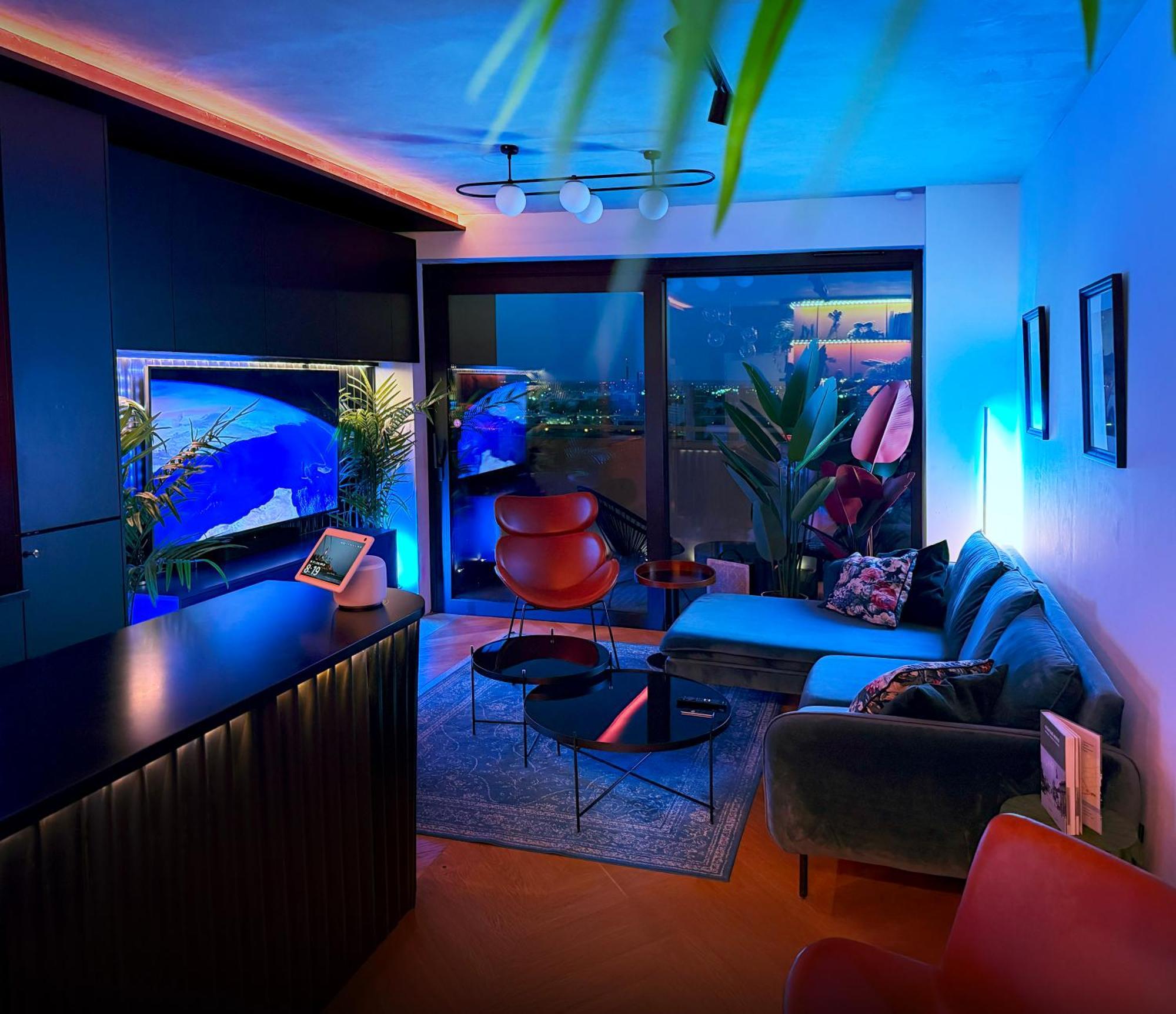 Skyline Elegance With Free Parking Apartment