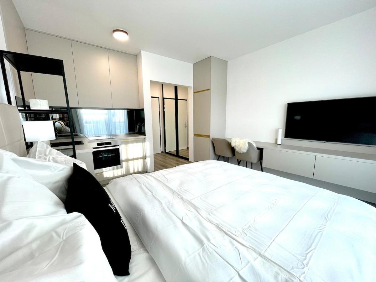 Brand New Minimalist Flat Apartment *