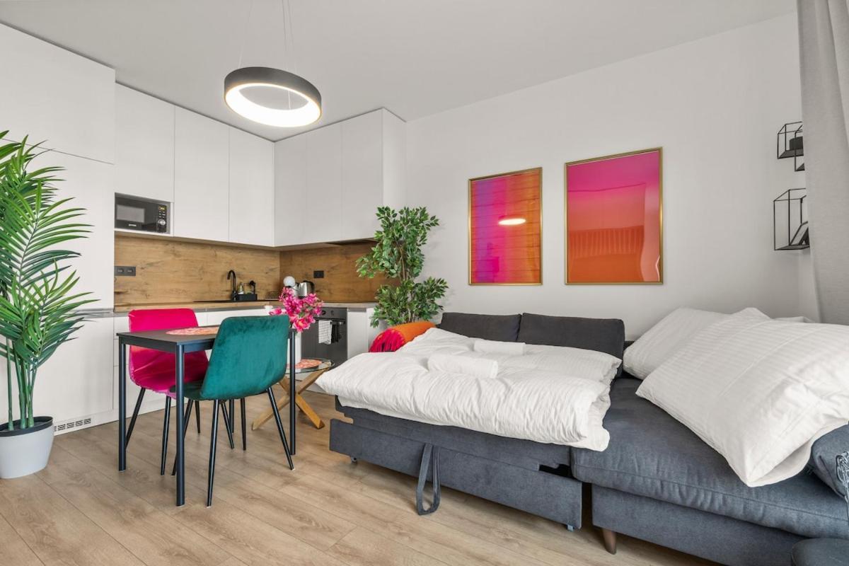 Lam Fuchsia Ac-balcony