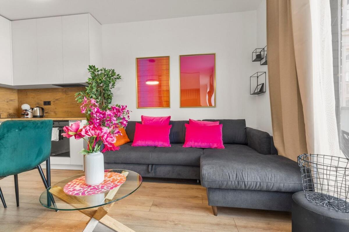 Lam Fuchsia Ac-balcony Apartment