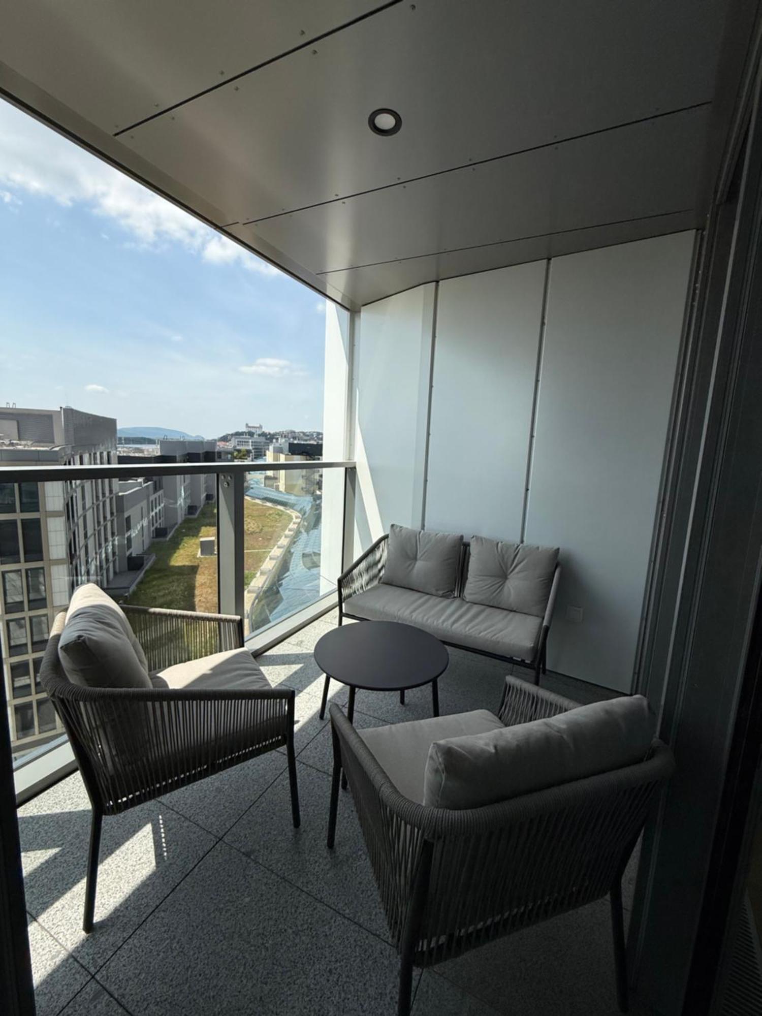 Apartment Eurovea Tower River View Down Town