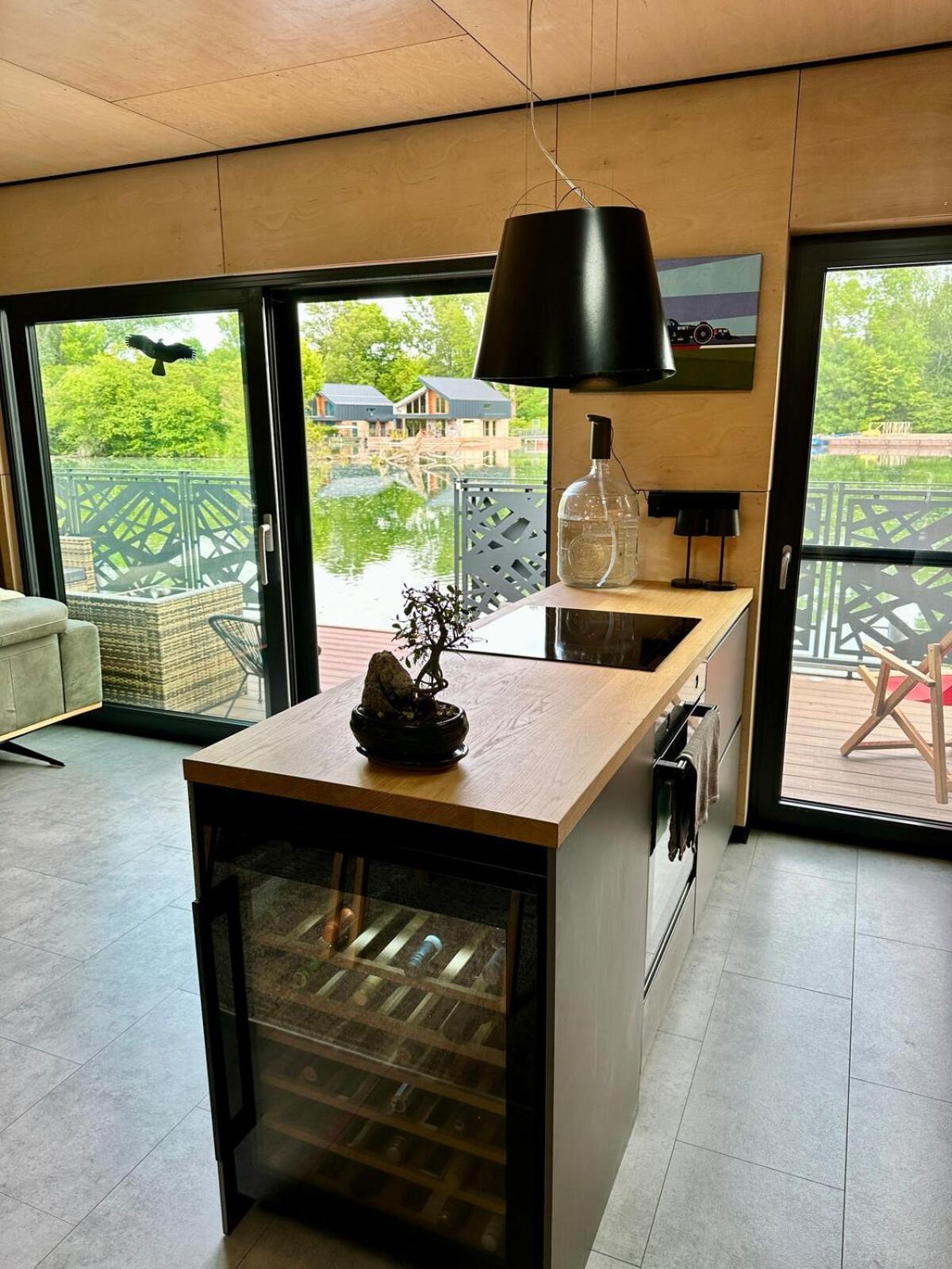 Houseboat With Touch Of Luxury Holiday home