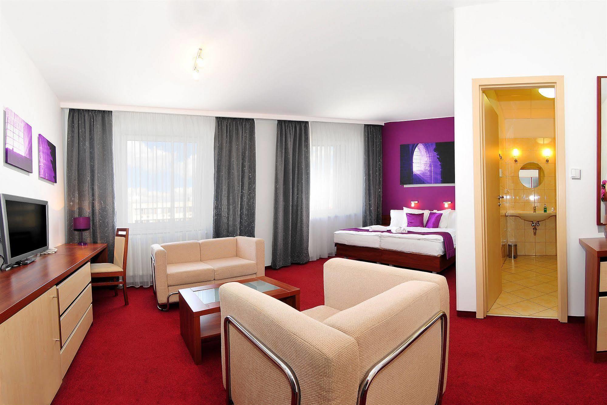 Color Hotel