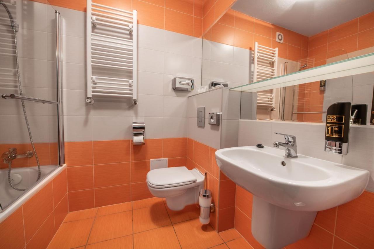 Wx Hotel 3*