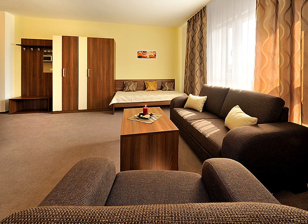 Melrose Apartment *