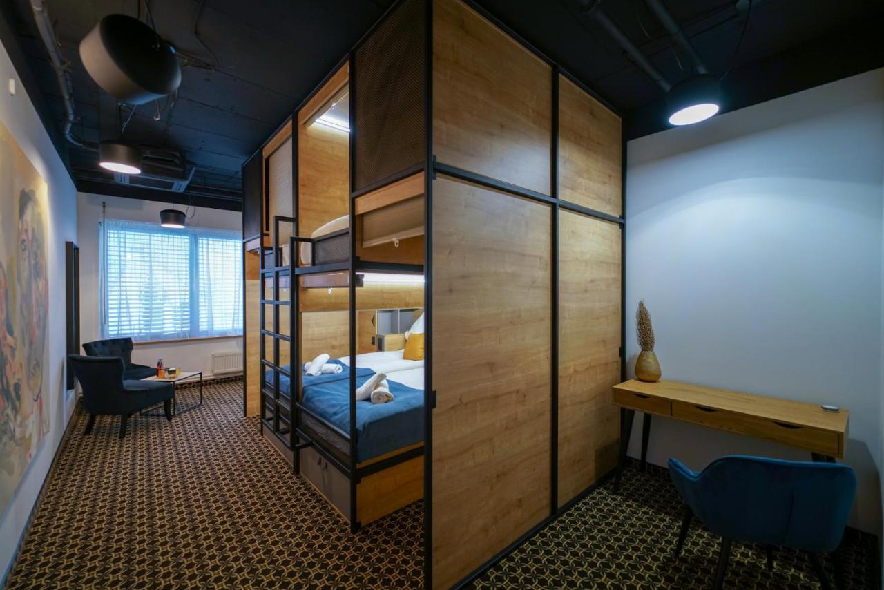 Chors Like A - 1st World Nft Block & Art Capsule Metachors Hostel *