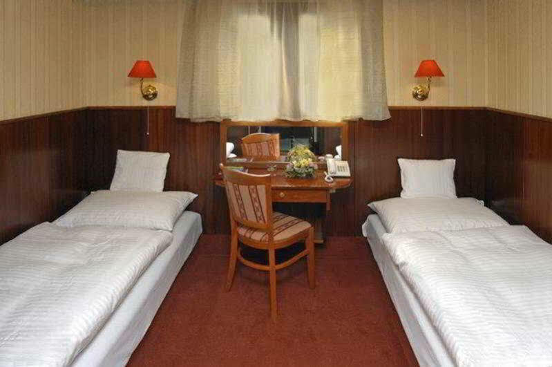 Botel Marina