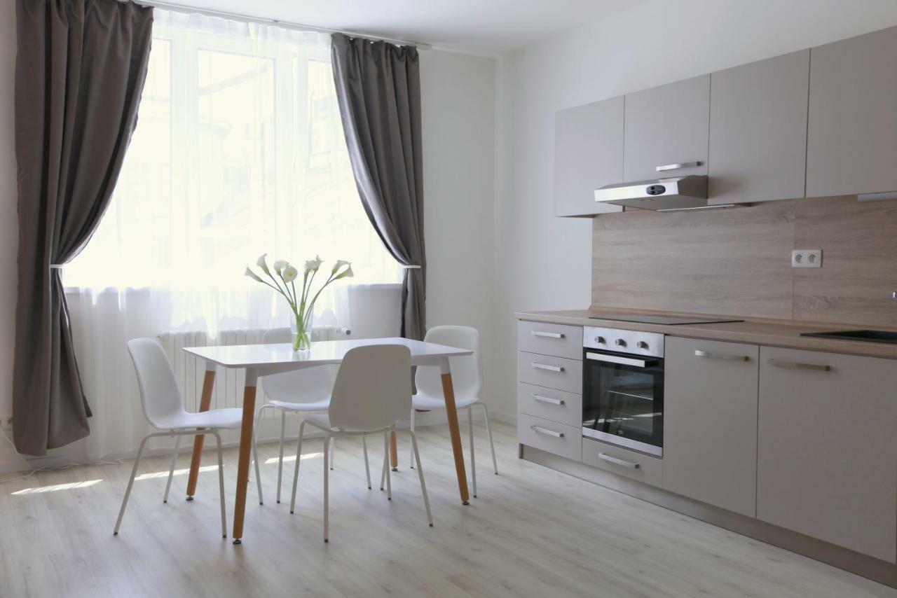 Apartment Center Place *