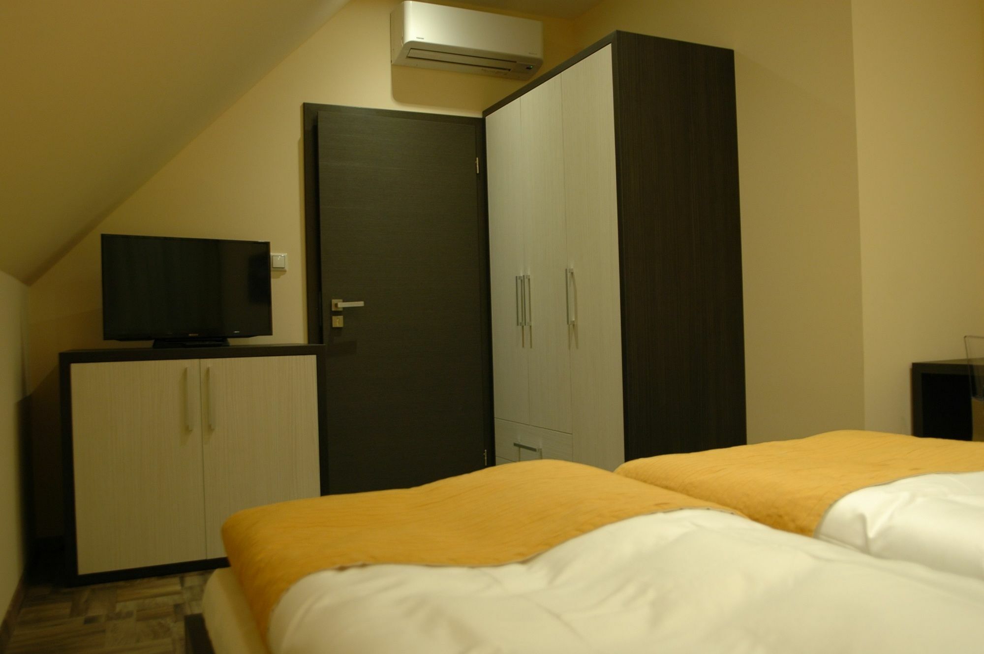 Apartments Viktor Apartment *