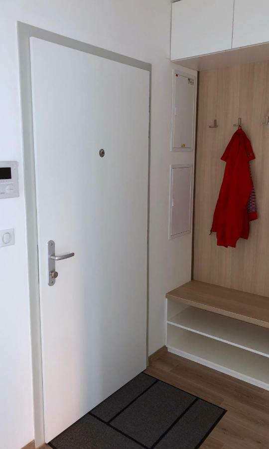 Little Romance In Apartment
