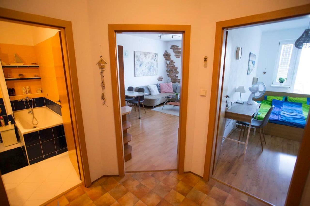 Cozy Btw Centre And Airport - Private Host - No Invoice