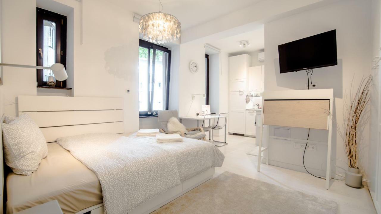 White With Ac By Kovee Apartment