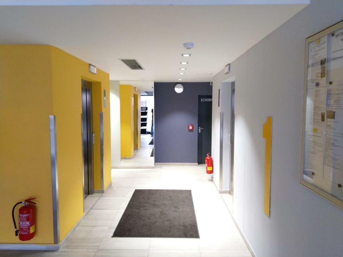 Apartment In Near Hockey Stadium And City Center *