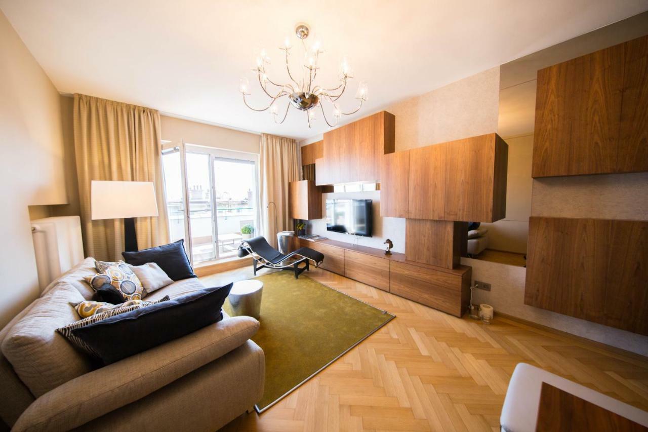 Apartment Place For *