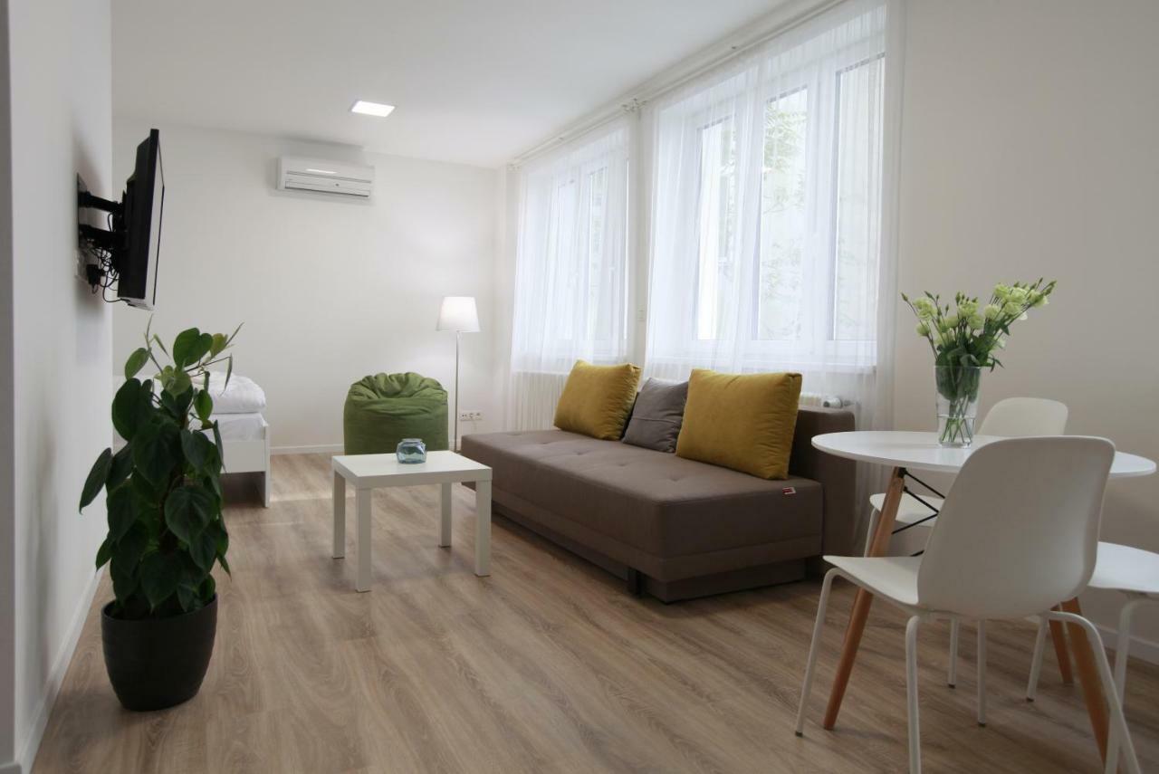 Center Place Apartment *