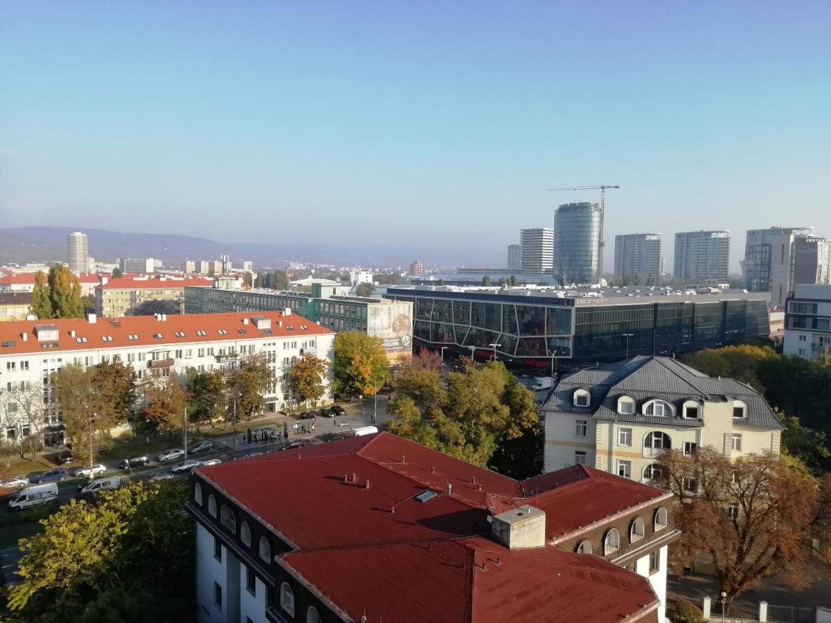 In Near Hockey Stadium And City Center Apartment