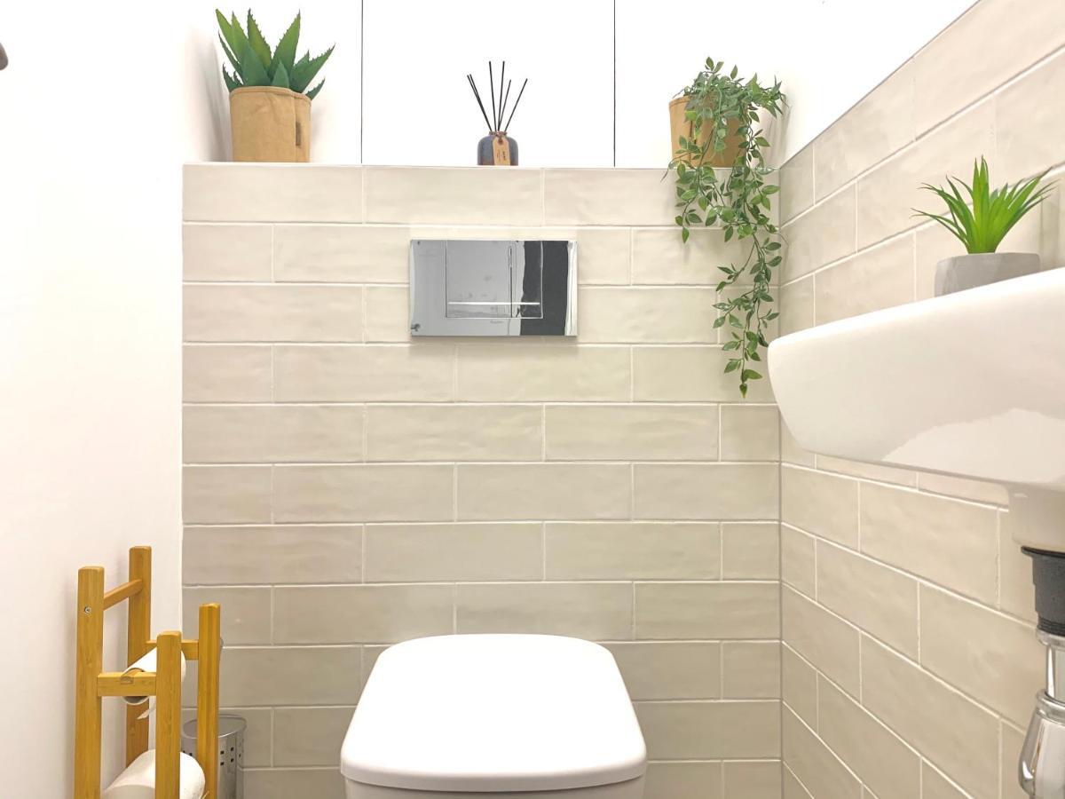 Elegant, Bright Spacious In Center Apartment *
