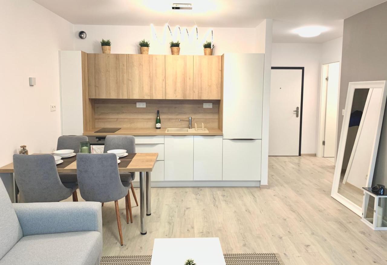 Elegant, Bright Spacious In Center Apartment