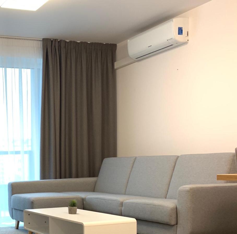Elegant, Bright Spacious In Center Apartment