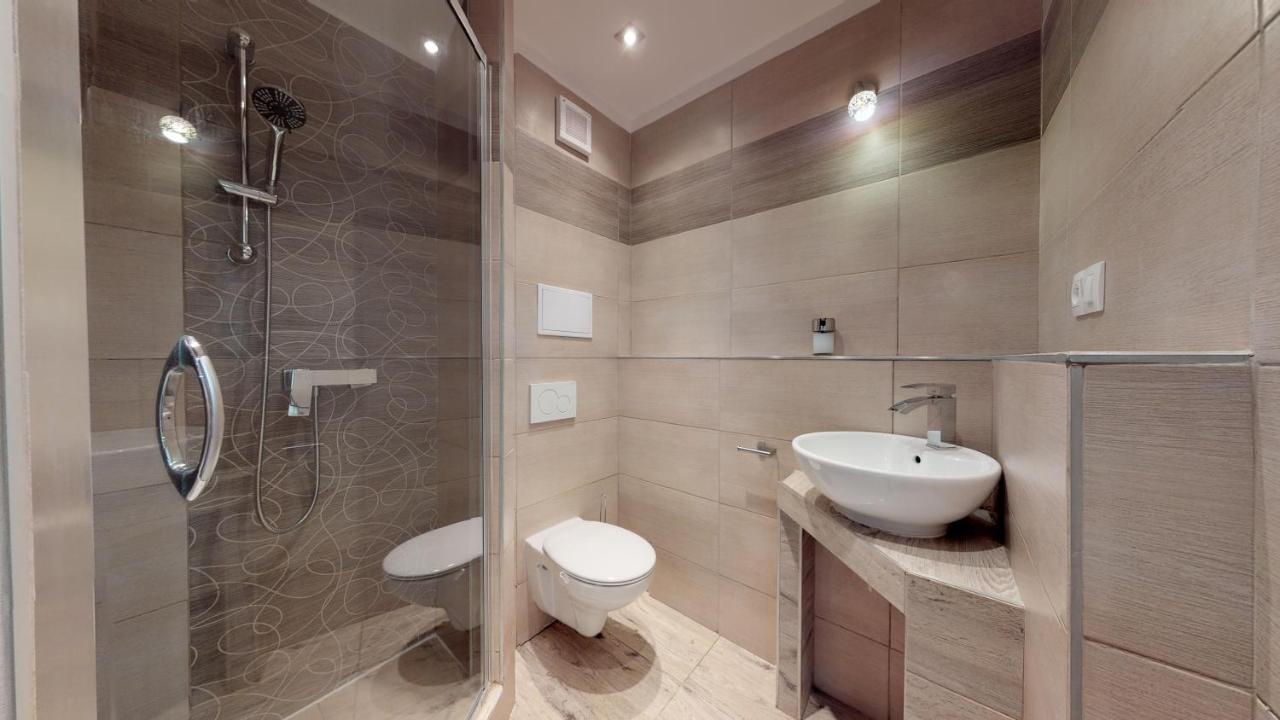 Apartment Steps From Nivy & Main Bus Station Bratislava