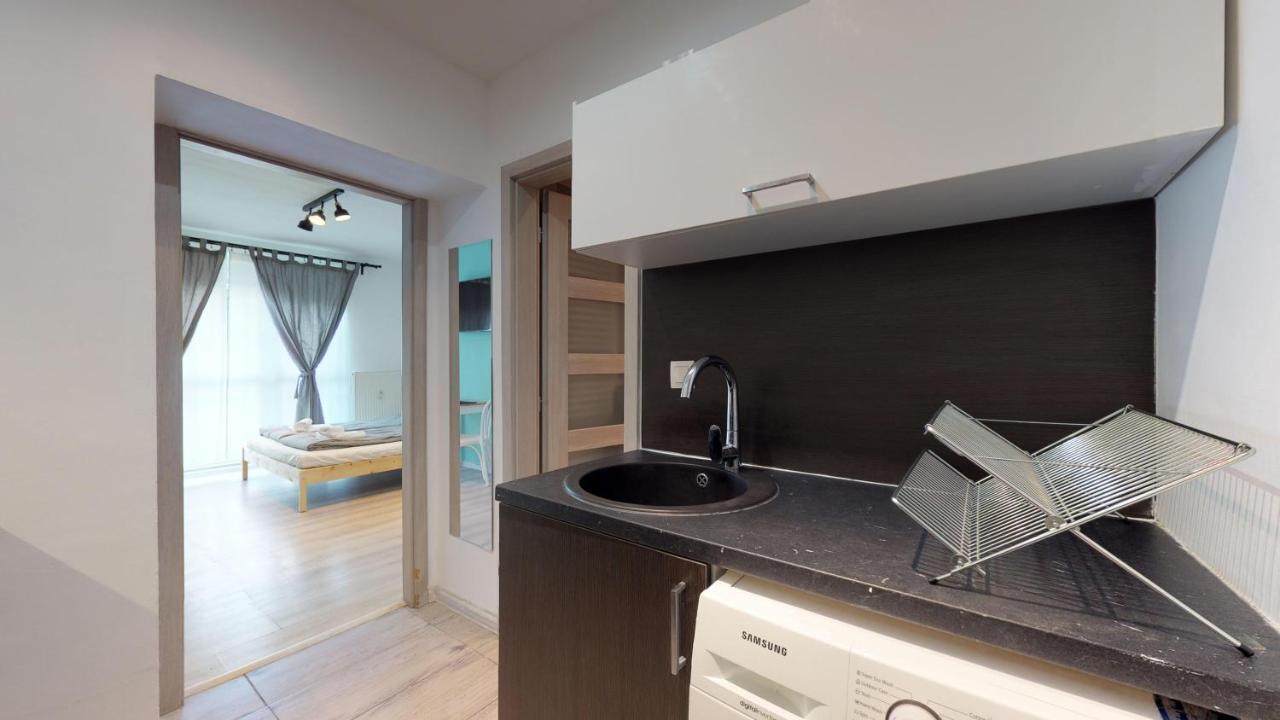 Apartment Steps From Nivy & Main Bus Station *