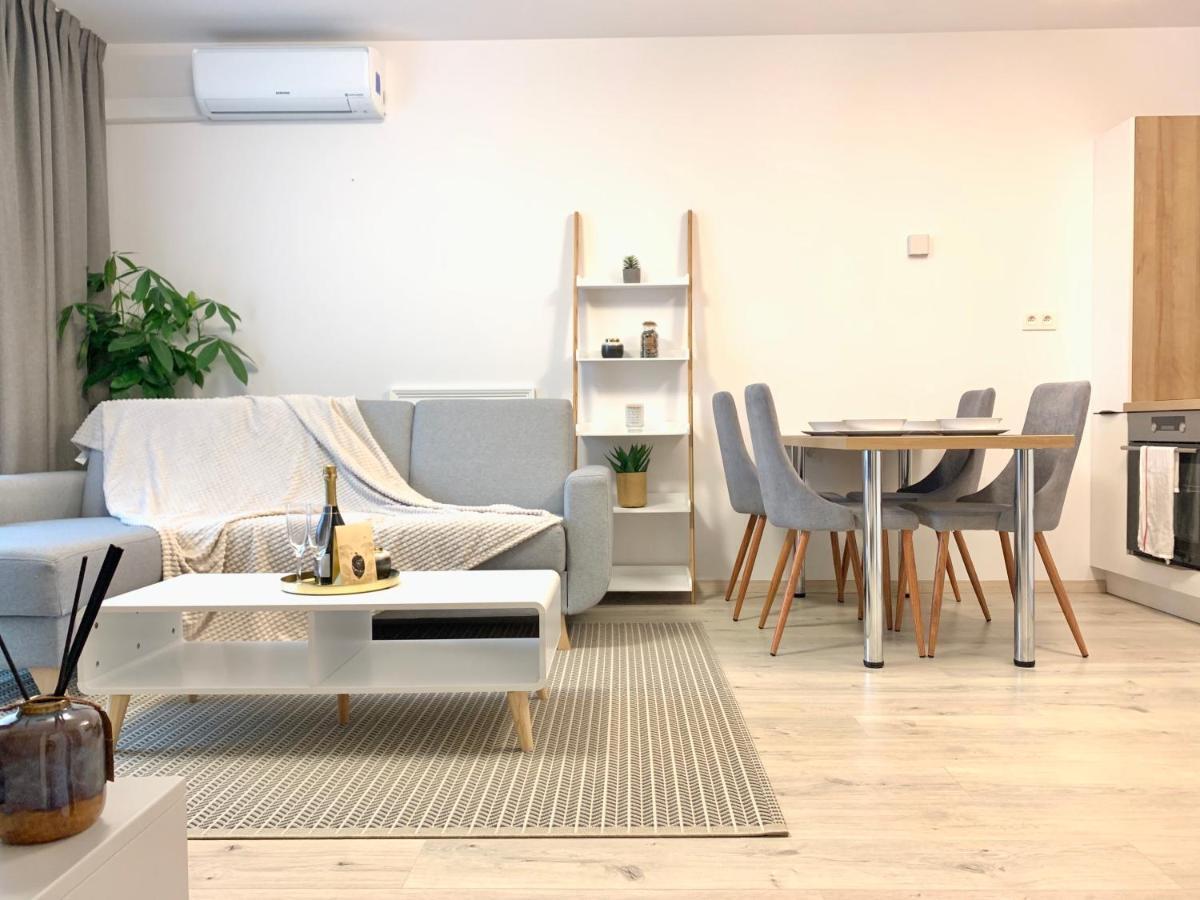 Elegant, Bright Spacious In Center *