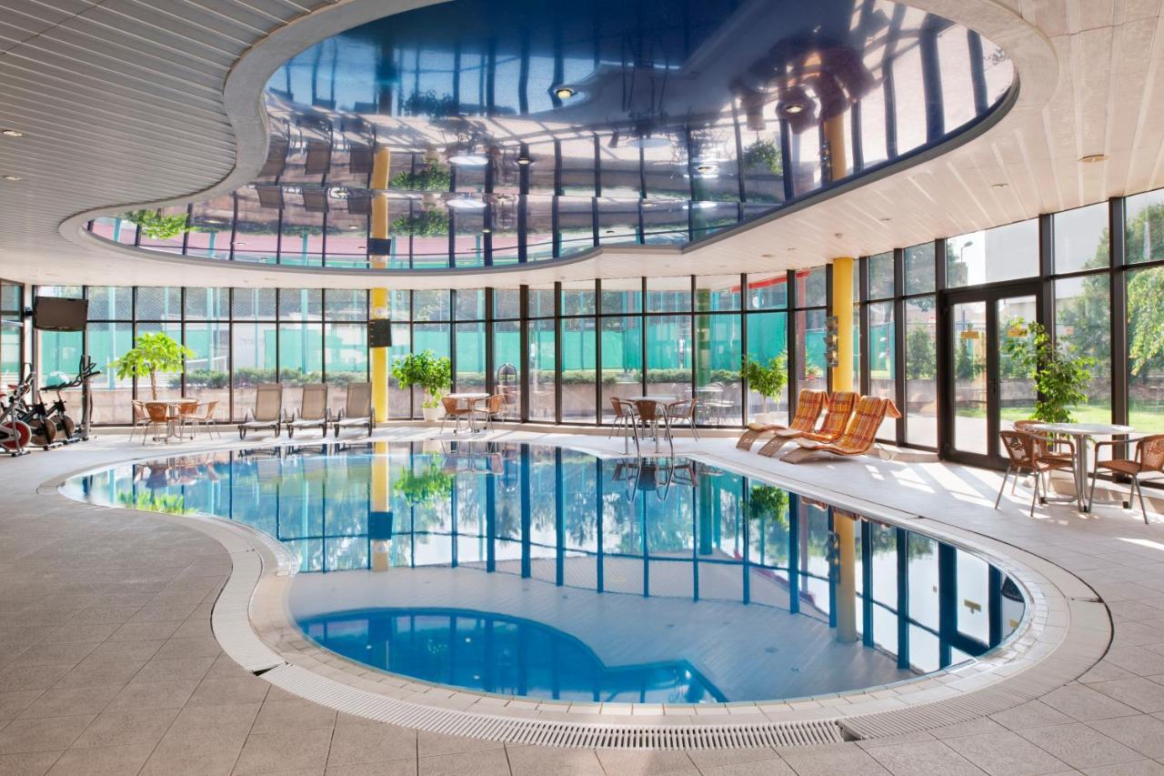 Holiday Hotel