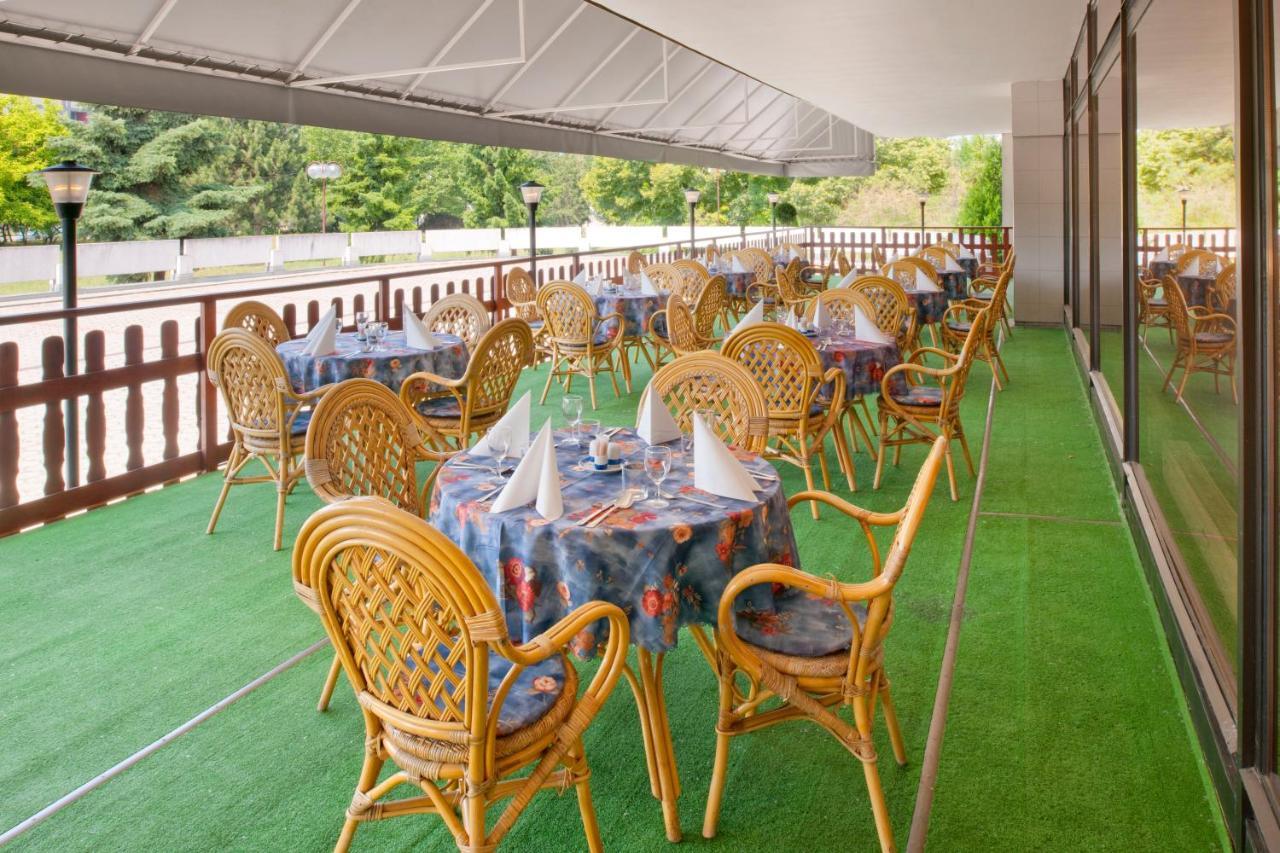Holiday Hotel