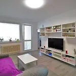 Cozy, Bright Room With Free Parking
