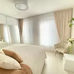 Die Eleganz - Apartment Near The City Center With Free Parking