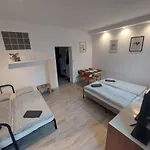 Utulny Apartman S Balkonom
