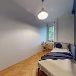 Modern 2 Bedroom Apt - Free Parking