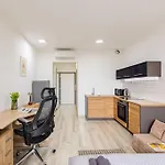Bnb : Sporty Studio Serenity