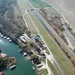 Na Hrote Ostrova Dobrodruzne Byvanie Na Hausbote