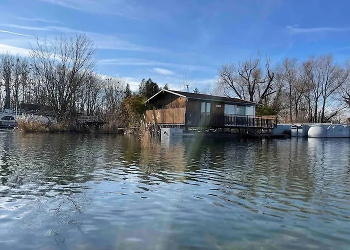 Na Hrote Ostrova Dobrodruzne Byvanie Na Hausbote