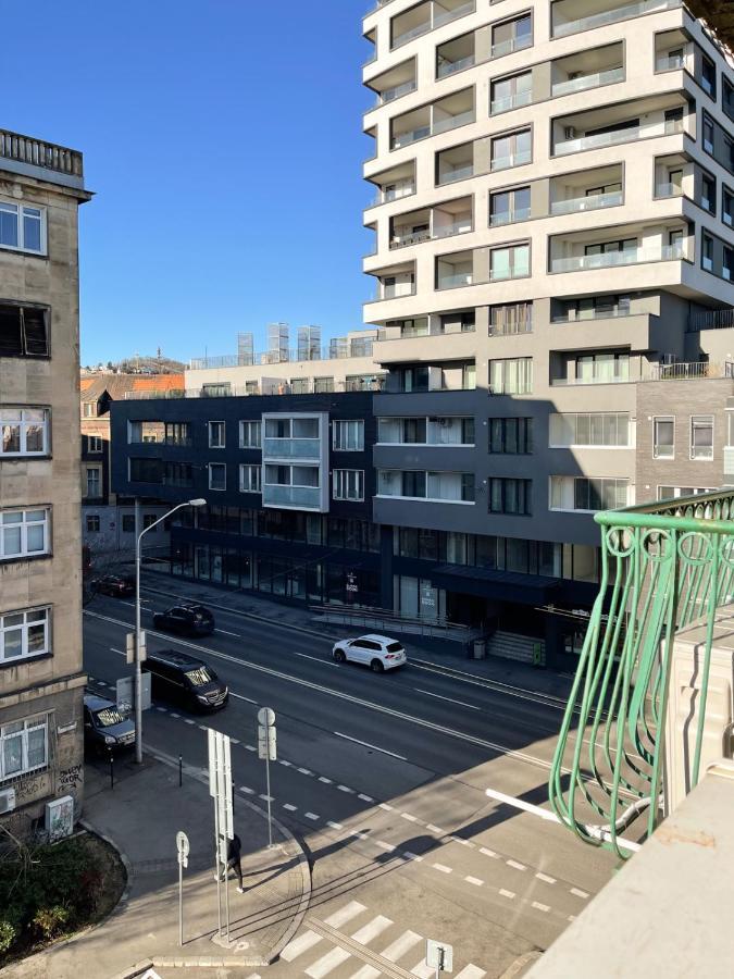Center 2 Bedroom A/c Apartment *